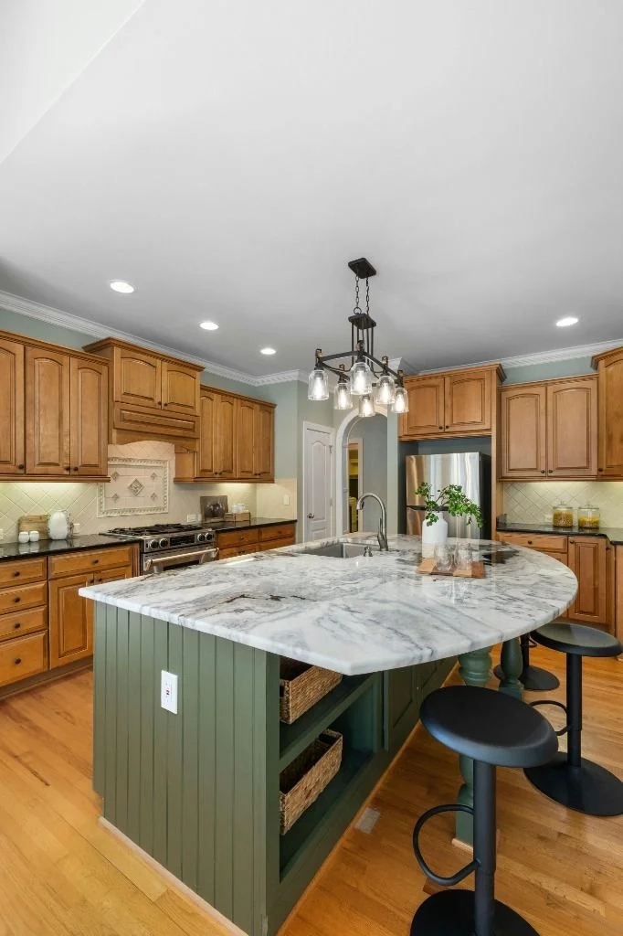 Spotless luxury kitchen island in Toronto deep cleaned by expert maid service