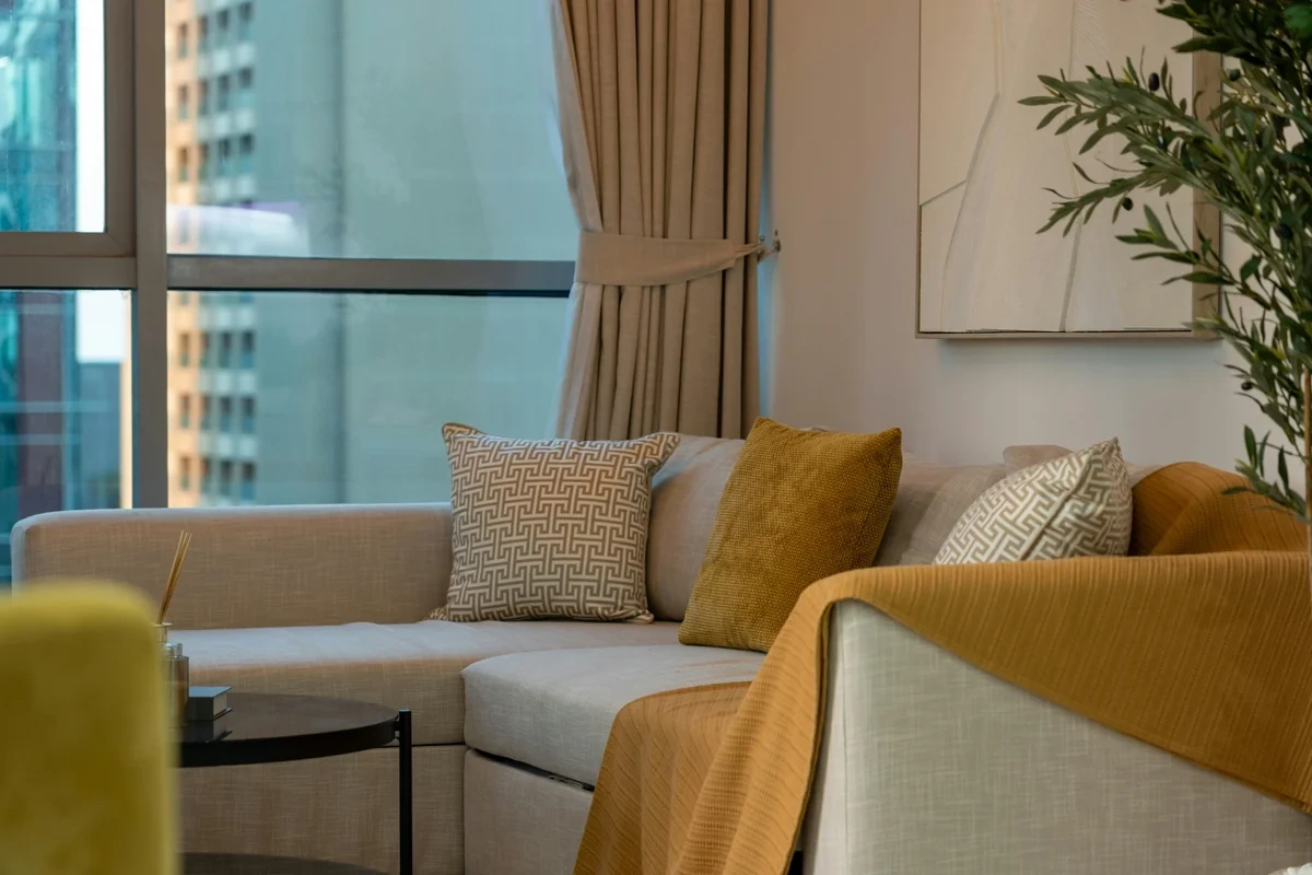 Premium house cleaning service in Toronto living room with clean furniture
