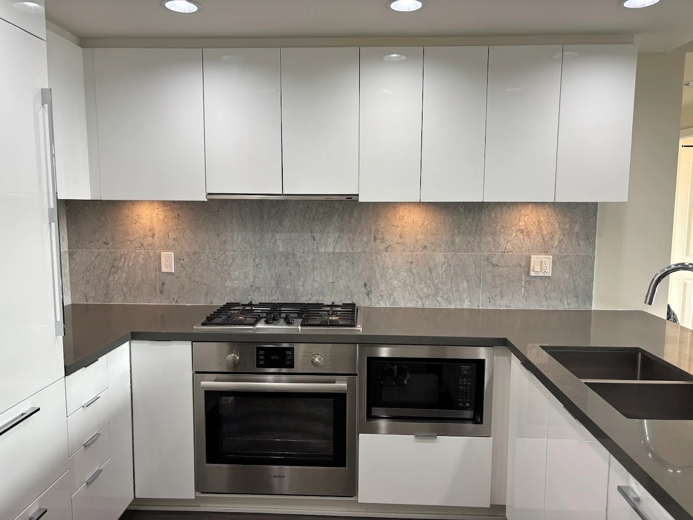 Glossy white kitchen deep cleaned by Splash Maids